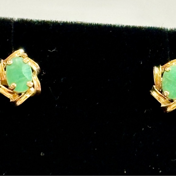 Solid 10k gold emerald stud earrings - Picture 8 of 11